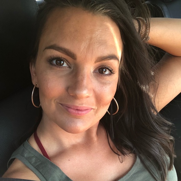 Meet your Posher, Julie - Picture 2 of 3